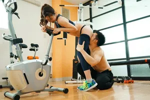 Xin ông chồng đi tập gym, vợ địt trộm với anh pt