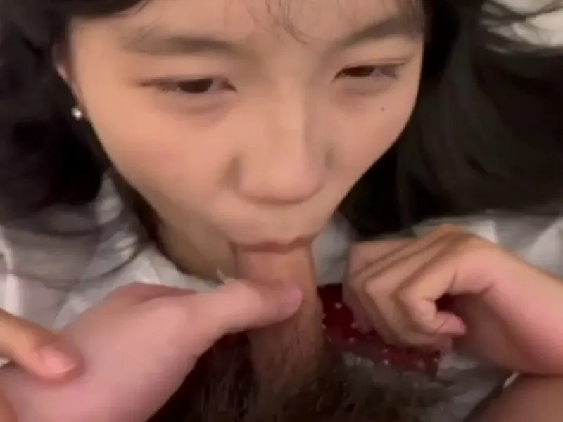Em loli dễ thương liếm chim biến em thành con đào dam dang p2